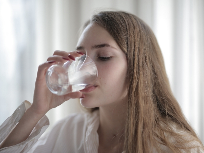 drinking water before bed to hydrate skin