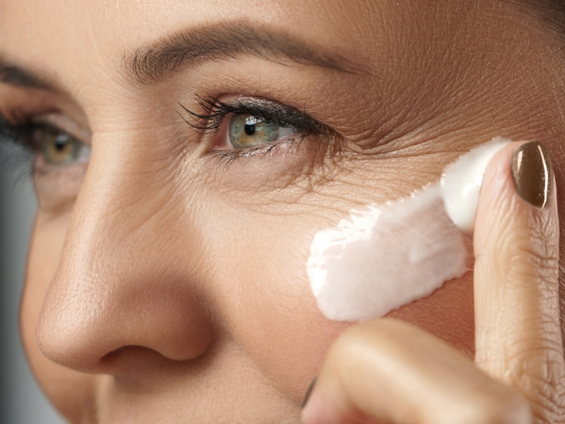 woman applying retinol cream for wrinkles