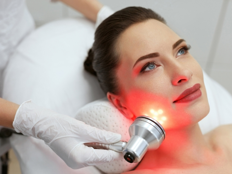 woman using red light therapy for anti-aging